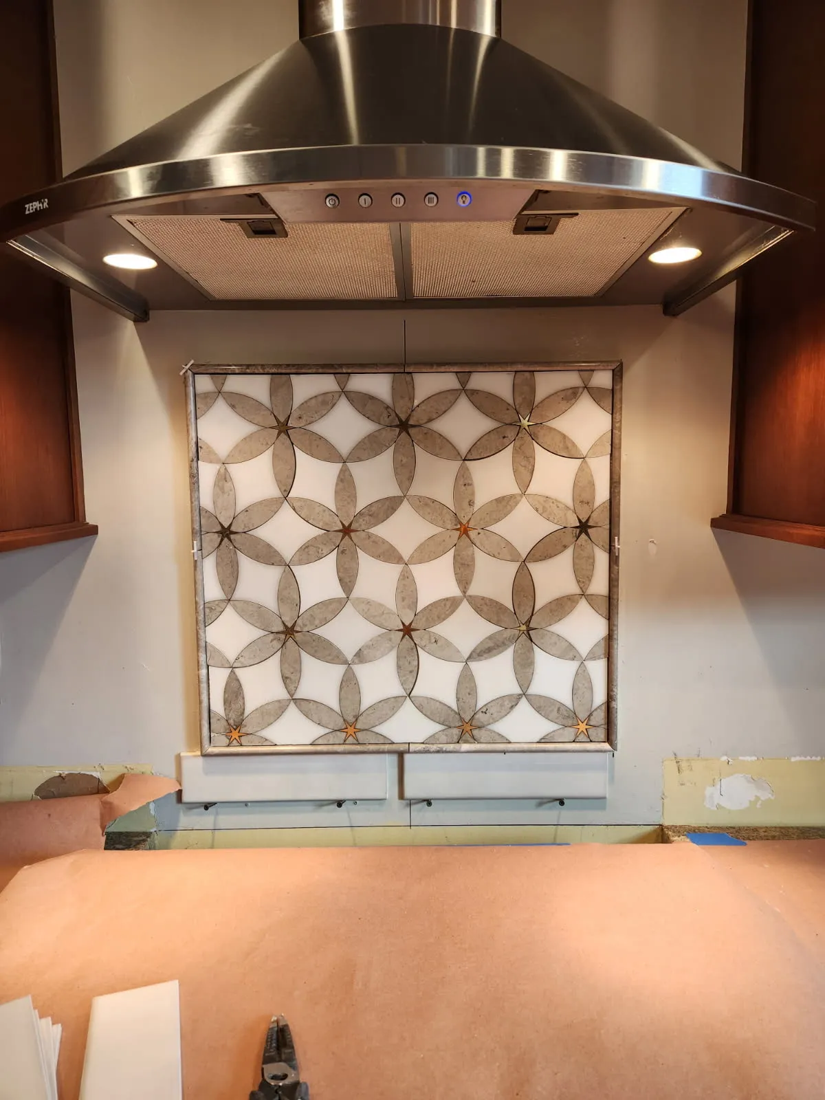 Range hood with tile backsplash