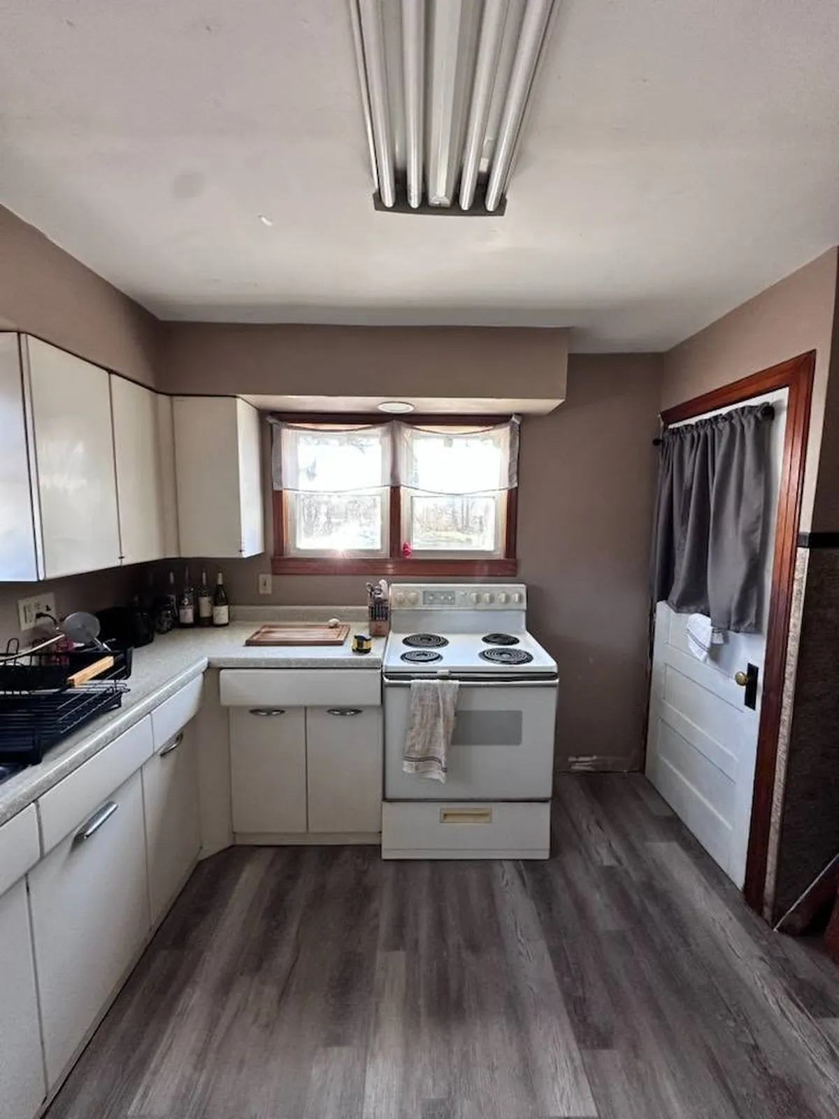 White kitchen before remodel